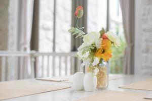 design de interiores de sala de estar moderna com vaso de flores artificiais foto