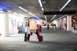 viajante de fundo desfocado no terminal do aeroporto desfocar o fundo foto