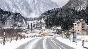 estrada coberta de neve vazia na paisagem de inverno foto