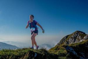 corrida de montanha perigosa para atletas altamente treinados foto