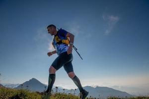 corrida de montanha perigosa para atletas altamente treinados foto