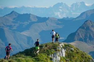 corrida de montanha perigosa para atletas altamente treinados foto