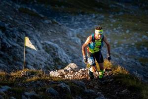 corrida de montanha perigosa para atletas altamente treinados foto