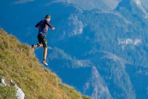 corrida de montanha perigosa para atletas altamente treinados foto