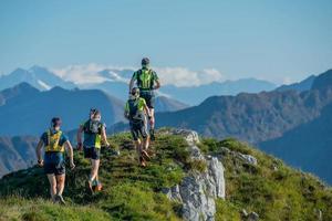 corrida de montanha perigosa para atletas altamente treinados foto