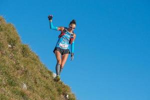 corrida de montanha perigosa para atletas altamente treinados foto