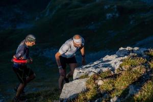 corrida de montanha perigosa para atletas altamente treinados foto