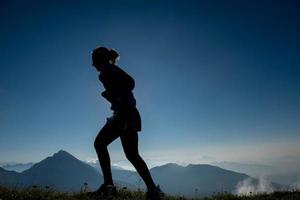 corrida de montanha perigosa para atletas altamente treinados foto