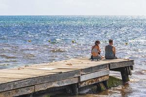 playa del carmen quintana roo méxico 2021 casal senta-se no cais do cais porto playa del carmen méxico. foto