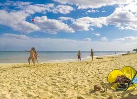 playa del carmen quintana roo méxico 2021 pessoas jogam vôlei na praia 88 playa del carmen méxico. foto