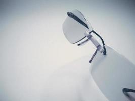 óculos isolados em um fundo branco foto