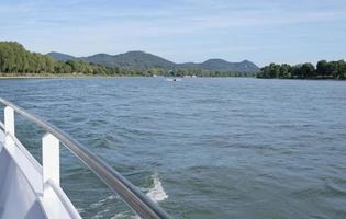 bela vista de um barco no rio Reno, perto de colônia, alemanha foto