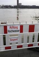 clima extremo - sinal de alerta em alemão na entrada de uma zona pedonal inundada em colônia, alemanha foto