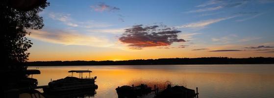 céu do amanhecer sobre o panorama do lago foto