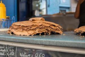 pilha de deliciosos crepes bretonne, conhecidos como galletes foto