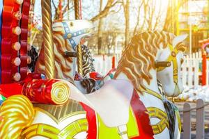 carrossel de cavalo voador vintage merry-go-round no parque de diversões foto