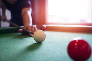 close-up na bola de snooker branca e vermelha ou piscina na mesa de snooker. jogo de snooker de competição de jogador de snooker, aposta. esporte de sinuca indoor. foto