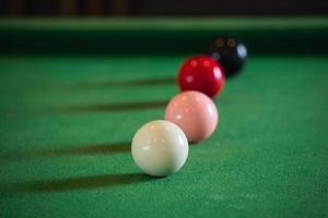 close-up na bola de snooker branca e vermelha ou piscina na mesa de snooker. jogo de snooker de competição de jogador de snooker, aposta. esporte de sinuca indoor. foto