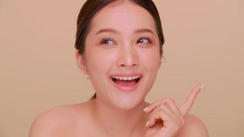 lindo rosto de jovem asiática com pele natural. retrato de uma garota atraente com maquiagem suave e pele perfeitamente bonita.