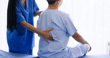 fisioterapeuta feminina fazendo fisioterapia para paciente adulto no quarto do hospital. foto