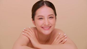 lindo rosto de jovem asiática com pele natural. retrato de uma garota atraente com maquiagem suave e pele perfeitamente bonita.