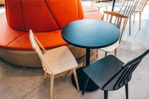 área de espaço de coworking em distanciamento social com um design confortável de luxo para trabalhar gratuitamente e relaxar no verdadeiro parque digital, tailândia. conceito de espaço de trabalho cooperativo criativo. foto