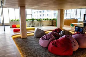 área de espaço de coworking em distanciamento social com um design confortável de luxo para trabalhar gratuitamente e relaxar no verdadeiro parque digital, tailândia. conceito de espaço de trabalho cooperativo criativo. foto