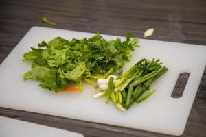 legumes para fazer salada tailandesa estão localizados na tábua. foto