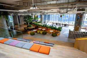 área de espaço de coworking em distanciamento social com um design confortável de luxo para trabalhar gratuitamente e relaxar no verdadeiro parque digital, tailândia. conceito de espaço de trabalho cooperativo criativo. foto