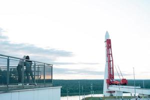 kaluga cosmonáutica museu-preparação para a abertura da 2ª linha. foguete vostok, cúpula do planetário, parque tsiolkovsky em frente ao prédio, reconstrução. 29 de agosto de 2022, Kaluga, Rússia. foto