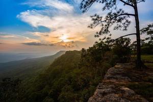 maravilhosa paisagem pôr do sol montanha céu amarelo e azul na colina foto