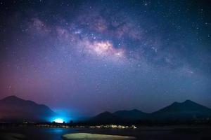rios de paisagem de galáxia via láctea e luz com fundo de montanhas no céu noturno escuro foto