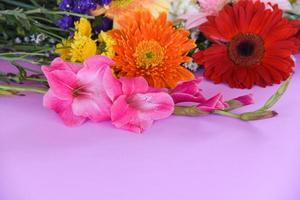 linda flor colorida gerbera e flores de primavera de gladíolo decoram em fundo rosa foto