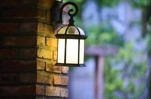 tijolo de parede de lanterna vintage decora a casa e o fundo do jardim da lâmpada foto