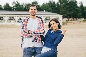 mulher e homem posam ao ar livre foto