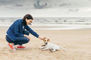 amizade entre mulher e cachorro foto