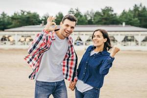 mulher e homem satisfeitos ao ar livre foto