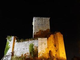 o castelo visto à noite foto