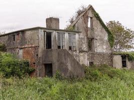 casa velha em ruínas foto