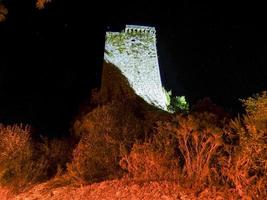 o castelo visto à noite foto