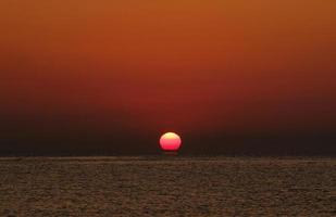 incrível nascer do sol sobre o mar foto