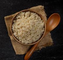 quinoa saudável na tigela de madeira, hábitos alimentares saudáveis e conceito de dieta equilibrada foto
