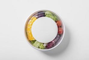 Maquete de caixa redonda de recipiente de comida para viagem com vegetais e frutas, copie o espaço para o seu logotipo ou design gráfico foto