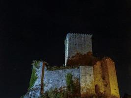 o castelo visto à noite foto