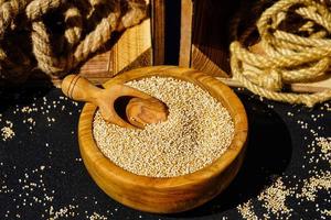 semente de quinoa chenopodium em uma mesa de madeira foto