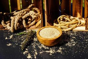 semente de quinoa chenopodium em uma mesa de madeira foto
