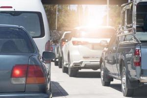 tráfego na luz do dia de carros na estrada em direção ao objetivo da viagem. durante o trânsito intenso diurno. há uma ponte de nível na frente. foto