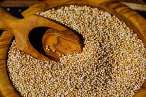 semente de quinoa chenopodium em uma mesa de madeira foto