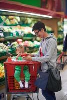 mãe com bebê em compras foto