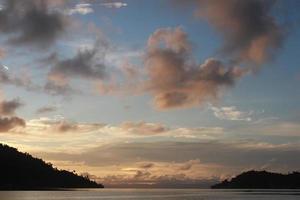 pôr do sol em uma ilha tropical foto